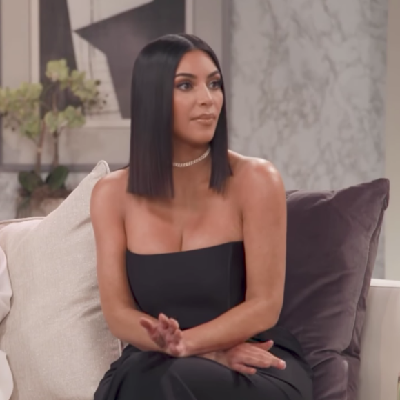 Kim Kardashian sur le plateau de l'émission spéciale célébrant les dix ans de "L'incroyable famille Kardashian".