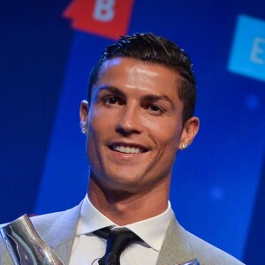 Cristiano Ronaldo, le joueur portugais du Real Madrid, a reçu le trophée du meilleur joueur de la saison 2016/2017 pendant le tirage au sort de l'UEFA Champions League 2017/2018 au Grimaldi Forum à Monaco le 24 août 2017. © Michael Alesi/Bestimage