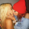 Bella Thorne embrassant la Youtubeuse Tana Mongeau au Festival Life Is Beautiful à Las Vegas le 24 septembre 2017