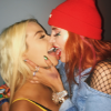 Bella Thorne embrassant la Youtubeuse Tana Mongeau au Festival Life Is Beautiful à Las Vegas le 24 septembre 2017