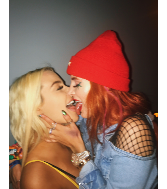 Bella Thorne embrassant la Youtubeuse Tana Mongeau au Festival Life Is Beautiful à Las Vegas le 24 septembre 2017