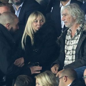 Exclusif - Louis Bertignac se fait rappeler à l'ordre par un agent de sécurité car il utilise sa cigarette électronique dans le stade lors du match de Champions League "PSG - Bayern Munich (3-0)" au Parc des Princes à Paris, le 27 septembre 2017. © Cyril Moreau/Bestimage 