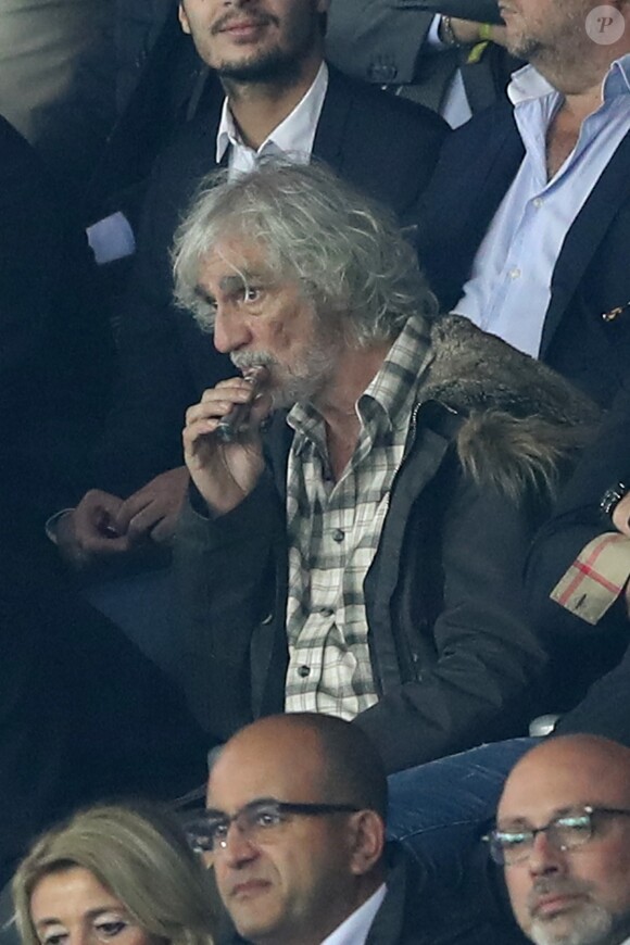 Exclusif - Louis Bertignac se fait rappeler à l'ordre par un agent de sécurité car il utilise sa cigarette électronique dans le stade lors du match de Champions League "PSG - Bayern Munich (3-0)" au Parc des Princes à Paris, le 27 septembre 2017. © Cyril Moreau/Bestimage 