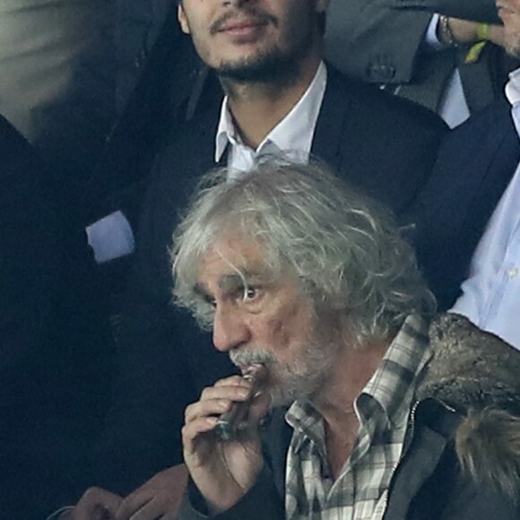 Exclusif - Louis Bertignac se fait rappeler à l'ordre par un agent de sécurité car il utilise sa cigarette électronique dans le stade lors du match de Champions League "PSG - Bayern Munich (3-0)" au Parc des Princes à Paris, le 27 septembre 2017. © Cyril Moreau/Bestimage 