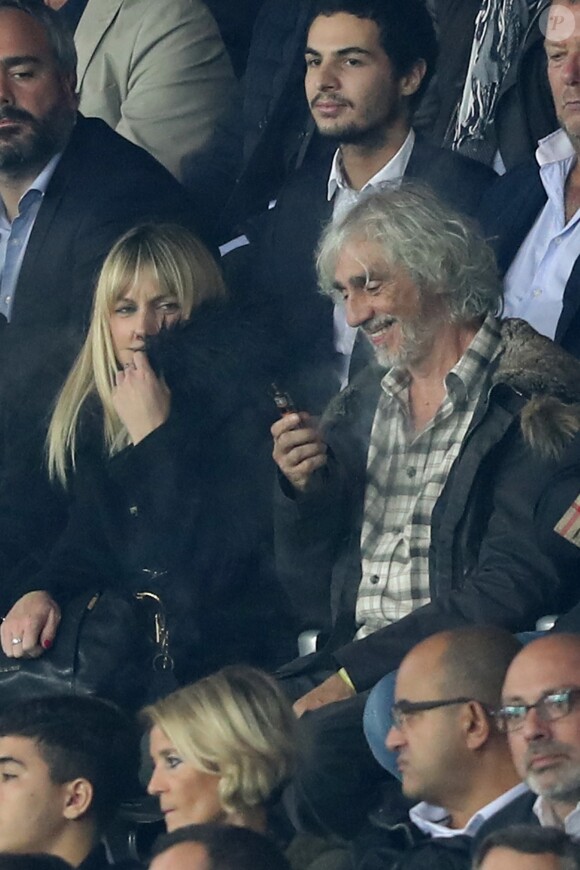 Exclusif - Louis Bertignac se fait rappeler à l'ordre par un agent de sécurité car il utilise sa cigarette électronique dans le stade lors du match de Champions League "PSG - Bayern Munich (3-0)" au Parc des Princes à Paris, le 27 septembre 2017. © Cyril Moreau/Bestimage 
