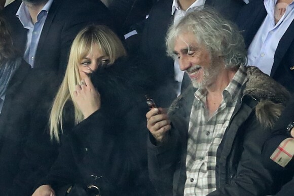 Exclusif - Louis Bertignac se fait rappeler à l'ordre par un agent de sécurité car il utilise sa cigarette électronique dans le stade lors du match de Champions League "PSG - Bayern Munich (3-0)" au Parc des Princes à Paris, le 27 septembre 2017. © Cyril Moreau/Bestimage 