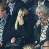 Exclusif - Louis Bertignac se fait rappeler à l'ordre par un agent de sécurité car il utilise sa cigarette électronique dans le stade lors du match de Champions League "PSG - Bayern Munich (3-0)" au Parc des Princes à Paris, le 27 septembre 2017. © Cyril Moreau/Bestimage 