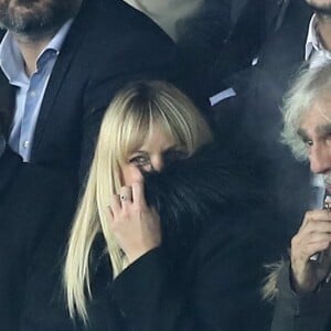 Exclusif - Louis Bertignac se fait rappeler à l'ordre par un agent de sécurité car il utilise sa cigarette électronique dans le stade lors du match de Champions League "PSG - Bayern Munich (3-0)" au Parc des Princes à Paris, le 27 septembre 2017. © Cyril Moreau/Bestimage 