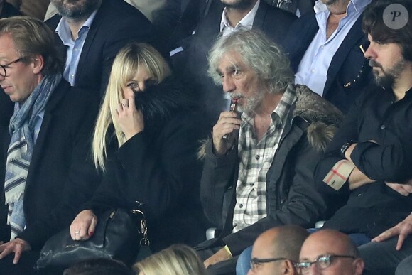 Exclusif - Louis Bertignac se fait rappeler à l'ordre par un agent de sécurité car il utilise sa cigarette électronique dans le stade lors du match de Champions League "PSG - Bayern Munich (3-0)" au Parc des Princes à Paris, le 27 septembre 2017. © Cyril Moreau/Bestimage 