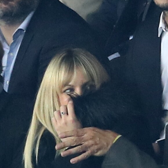 Exclusif - Louis Bertignac se fait rappeler à l'ordre par un agent de sécurité car il utilise sa cigarette électronique dans le stade lors du match de Champions League "PSG - Bayern Munich (3-0)" au Parc des Princes à Paris, le 27 septembre 2017. © Cyril Moreau/Bestimage 