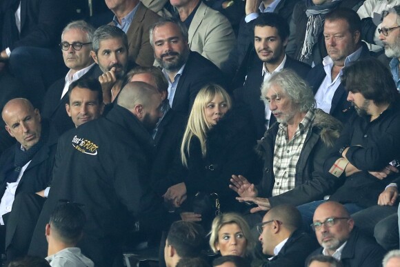 Exclusif - Louis Bertignac se fait rappeler à l'ordre par un agent de sécurité car il utilise sa cigarette électronique dans le stade lors du match de Champions League "PSG - Bayern Munich (3-0)" au Parc des Princes à Paris, le 27 septembre 2017. © Cyril Moreau/Bestimage 
