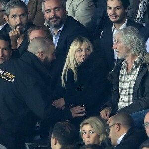 Exclusif - Louis Bertignac se fait rappeler à l'ordre par un agent de sécurité car il utilise sa cigarette électronique dans le stade lors du match de Champions League "PSG - Bayern Munich (3-0)" au Parc des Princes à Paris, le 27 septembre 2017. © Cyril Moreau/Bestimage 