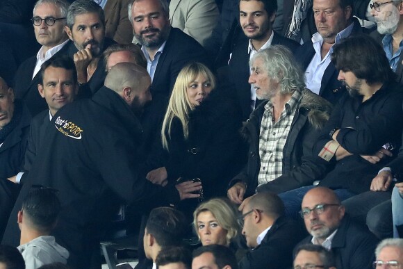 Exclusif - Louis Bertignac se fait rappeler à l'ordre par un agent de sécurité car il utilise sa cigarette électronique dans le stade lors du match de Champions League "PSG - Bayern Munich (3-0)" au Parc des Princes à Paris, le 27 septembre 2017. © Cyril Moreau/Bestimage 