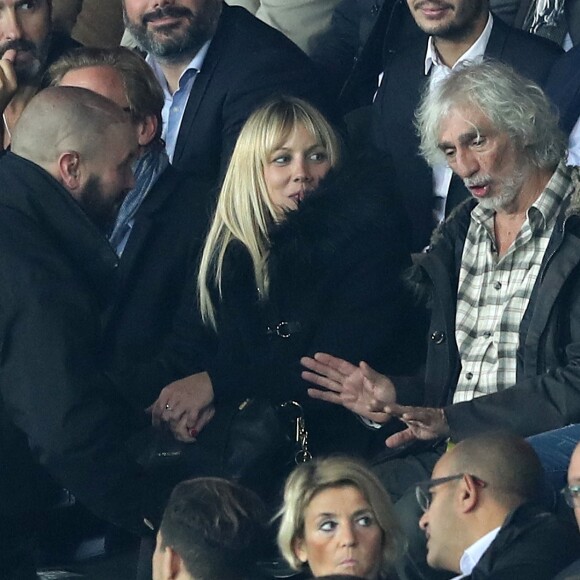 Exclusif - Louis Bertignac se fait rappeler à l'ordre par un agent de sécurité car il utilise sa cigarette électronique dans le stade lors du match de Champions League "PSG - Bayern Munich (3-0)" au Parc des Princes à Paris, le 27 septembre 2017. © Cyril Moreau/Bestimage 