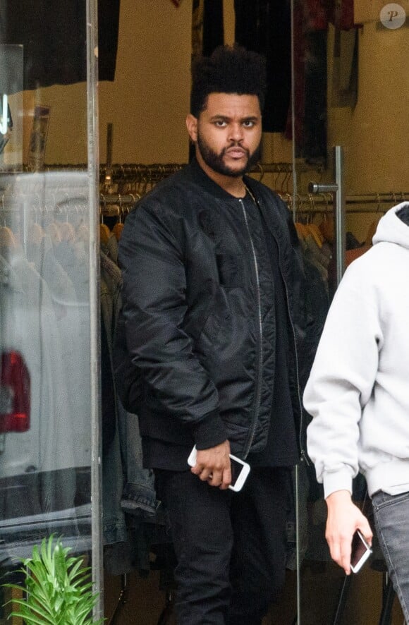 Exclusif - Selena Gomez et son compagnon The Weeknd se baladent et font du shopping en amoureux dans les rues de New York, le 2 septembre 2017.