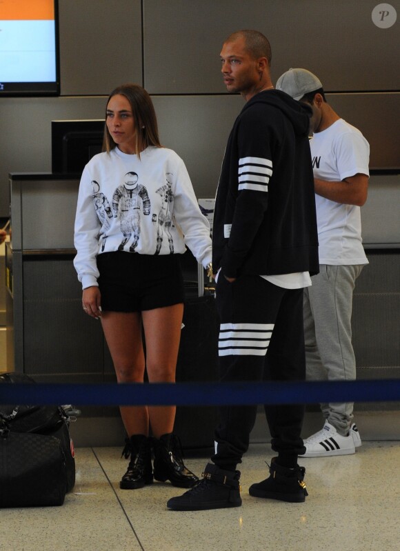 Exclusif - Jeremy Meeks et sa compagne Chloe Green arrivent à l'aéroport de Los Angeles le 4 septembre 2017.