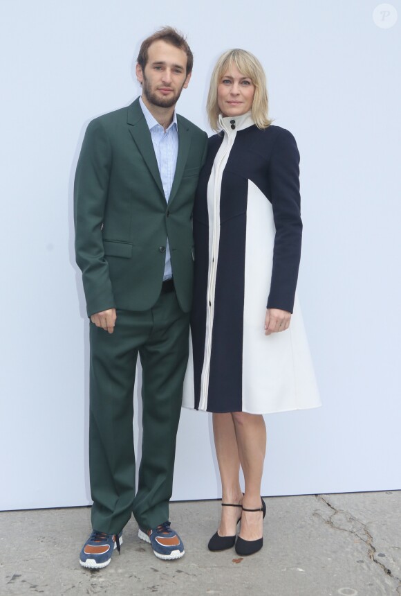 Robin Wright et son fils Hopper Jack Penn - Défilé de mode Valentino collection prêt-à-porter Printemps/Eté 2018 lors de la Fashion Week de Paris, le 1er octobre 2017.