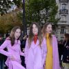 Les soeurs Este, Danielle et Alana Haim (groupe HAIM) - Défilé de mode Valentino collection prêt-à-porter Printemps/Eté 2018 lors de la Fashion Week de Paris, le 1er octobre 2017.
