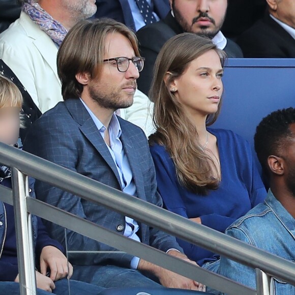 Ophélie Meunier et Mathieu Vergne, Pascal Obispo, Thomas Ngijol et sa fille Angelina au match PSG-Bordeaux au Parc des Princes à Paris le 30 septembre 2017. Le club parisien écrase Bordeaux 6 buts à 2.