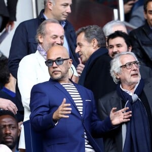 Thomas Ngijol avec sa fille Angelina, Pascal Obispo, Nicolas Sarkozy, Mathieu Vergne au match PSG-Bordeaux au Parc des Princes à Paris le 30 septembre 2017. Le club parisien écrase Bordeaux 6 buts à 2.