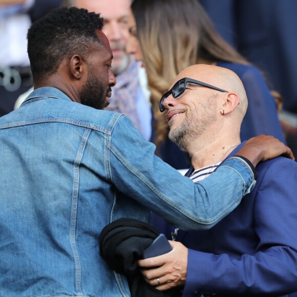 Pascal Obispo et Thomas Ngijol au match PSG-Bordeaux au Parc des Princes à Paris le 30 septembre 2017. Le club parisien écrase Bordeaux 6 buts à 2.