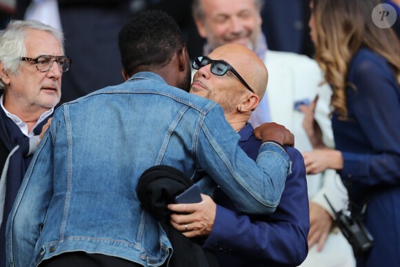 Pascal Obispo et Thomas Ngijol au match PSG-Bordeaux au Parc des Princes à Paris le 30 septembre 2017. Le club parisien écrase Bordeaux 6 buts à 2.
