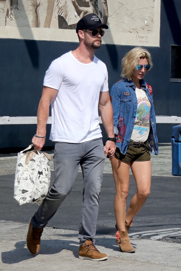 Exclusif - Chris Hemsworth et sa femme Elsa Pataky se promènent main dans la main dans les rues de Venice à Los Angeles, le 2 octobre 2017