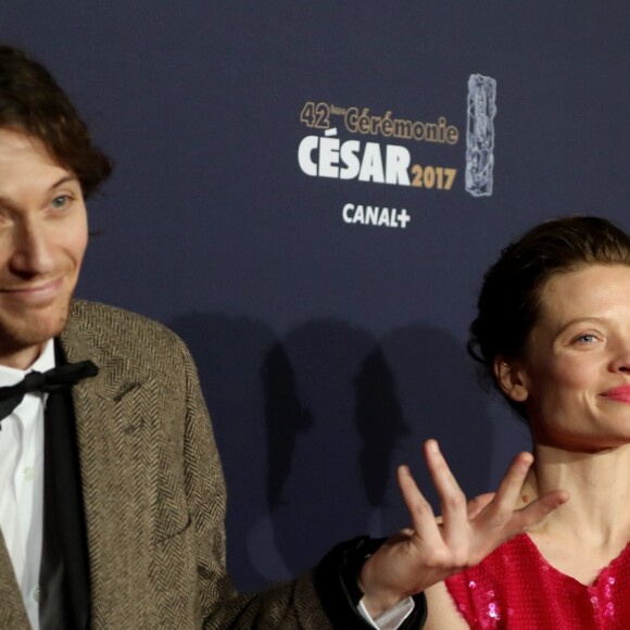Le chanteur Raphaël et sa compagne Mélanie Thierry (robe Stella McCartney, bracelet Python de la maison Akillis) - Photocall de la 42ème cérémonie des Cesar à la salle Pleyel à Paris, le 24 février 2017. © Dominique Jacovides - Olivier Borde / Bestimage