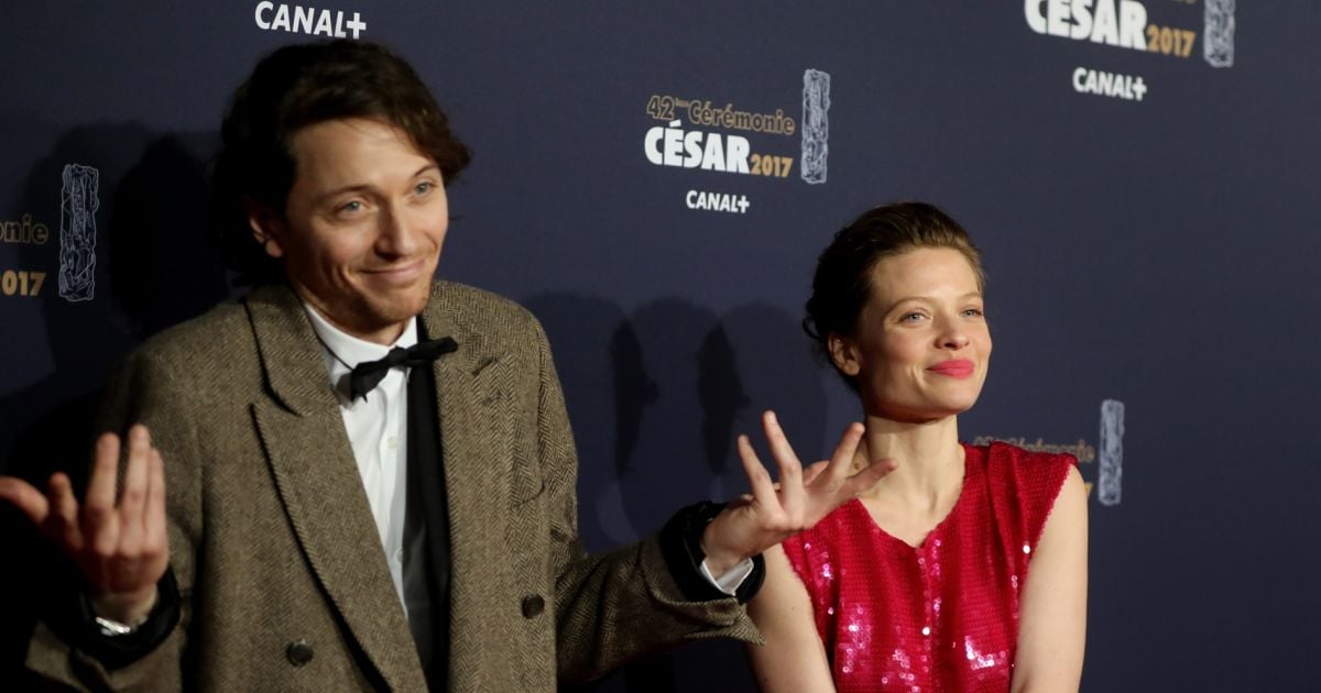 Qui Est La Mère Du Chanteur Raphaël Le chanteur Raphaël et sa compagne Mélanie Thierry (robe Stella
