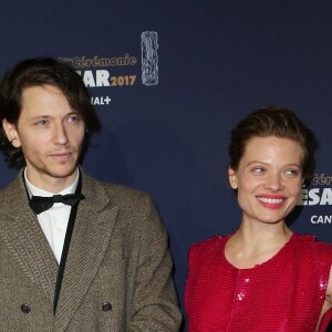 Le chanteur Raphaël et sa compagne Mélanie Thierry (robe Stella McCartney, bracelet Python de la maison Akillis) - Photocall de la 42ème cérémonie des Cesar à la salle Pleyel à Paris, le 24 février 2017. © Dominique Jacovides - Olivier Borde / Bestimage