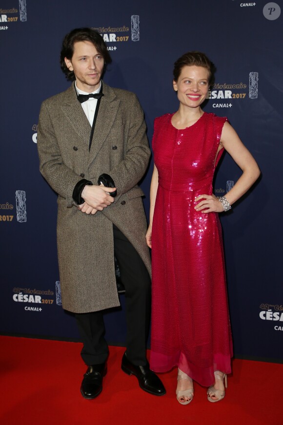 Le chanteur Raphaël et sa compagne Mélanie Thierry (robe Stella McCartney, bracelet Python de la maison Akillis) - Photocall de la 42ème cérémonie des Cesar à la salle Pleyel à Paris, le 24 février 2017. © Dominique Jacovides - Olivier Borde / Bestimage