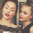 Caroline Receveur prend la pose avec sa soeur Mathilde. Décembre 2014.