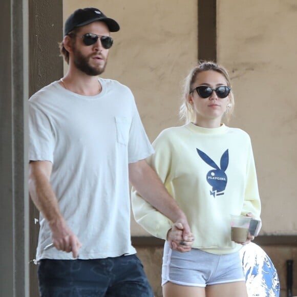 Exclusif - Liam Hemsworth et Miley Cyrus se baladent en amoureux main dans la main à Malibu, le 2 septembre 2017