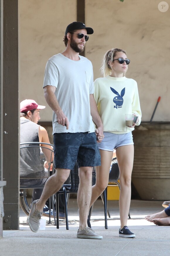 Exclusif - Liam Hemsworth et Miley Cyrus se baladent en amoureux main dans la main à Malibu, le 2 septembre 2017