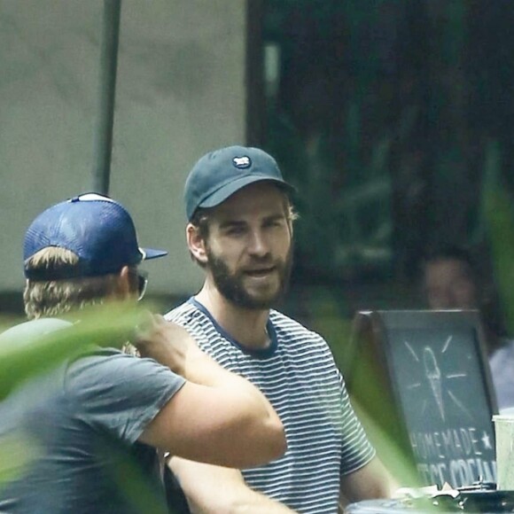 Exclusif - Liam Hemsworth déjeune avec sa compagne Miley Cyrus et son frère Luke Hemsworth au restaurant Pavilions à Malibu. Luke porte une attelle au bras gauche. Le 10 août 2017