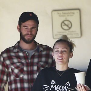 Exclusif - Miley Cyrus et son compagnon Liam Hemsworth se promènent et font du shopping avec un ami à Malibu le 6 janvier 2017