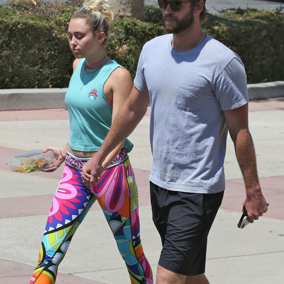 Exclusif - Miley Cyrus et son compagnon Liam Hemsworth sont allés déjeuner en amoureux à Los Angeles, le 26 août 2016