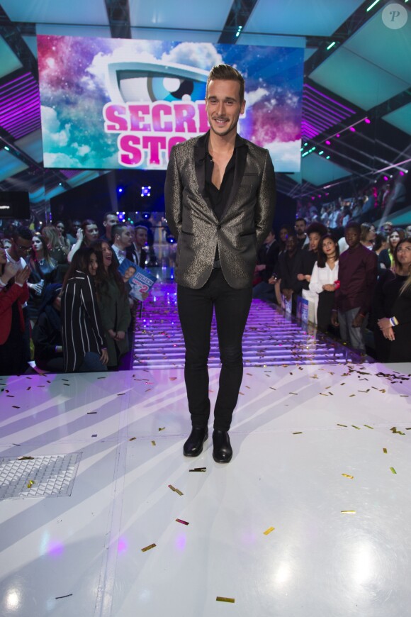 Julien remporte Secret Story 10 et 100 000 euros lors de la finale le 17 novembre 2016.