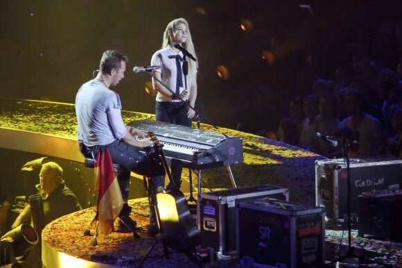 Chris Martin du groupe Coldplay et Shakira sur la scène de la Barclaycard Arena lors du Global Citizen Festival à Hambourg, le 6 juillet 2017. © Future-Image via Zuma Press/Bestimage