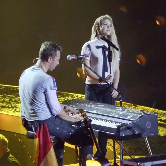 Chris Martin du groupe Coldplay et Shakira sur la scène de la Barclaycard Arena lors du Global Citizen Festival à Hambourg, le 6 juillet 2017. © Future-Image via Zuma Press/Bestimage