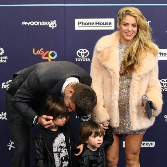 Shakira, Gérard Piqué et leurs enfants Milan et Sasha au photocall des 40èmes Music Awards à Barcelone, le 1er décembre 2016.