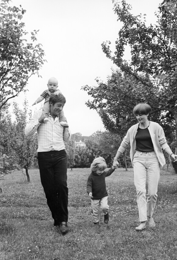 Archives - En France, Jean Rochefort chez lui avec sa femme Alexandra et leurs enfants Marie et Julien le 1er juillet 1965
