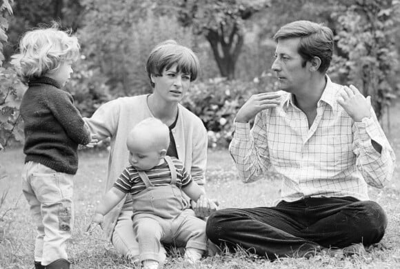 Archives - En France, Jean Rochefort chez lui avec sa femme Alexandra et leurs enfants Marie et Julien le 1er juillet 1965
