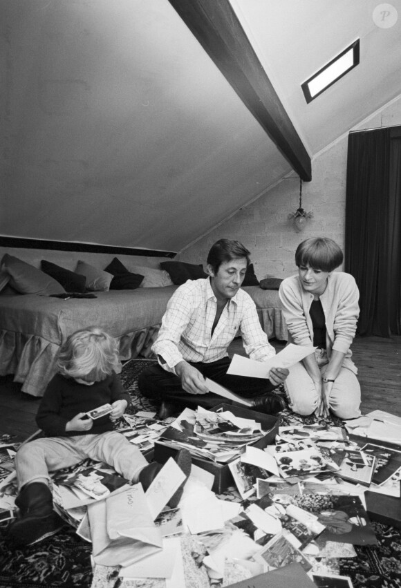 Archives -En France, Jean Rochefort chez lui avec sa femme Alexandra le 1er juillet 1965.