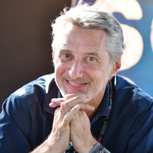 Antoine De Caunes (président d'honneur de Solidarité sida) - Festival Solidays à l'Hippodrome de Longchamp - Jour 1 - à Paris, France, le 23 juin 2017. © Lionel Urman/Bestimage