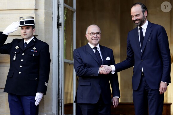 Le premier ministre sortant, Bernard Cazeneuve et le premier ministre entrant, Edouard Philippe lors de la passation de pouvoir à Matignon, Paris, le 15 mai 2017. © Stéphane Lemouton / Bestimage