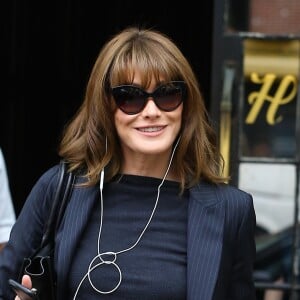 Carla Bruni-Sarkozy sort de l'hôtel Bowery à New York le 11 octobre 2017.