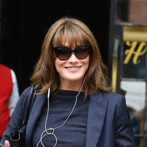 Carla Bruni-Sarkozy sort de l'hôtel Bowery à New York le 11 octobre 2017.