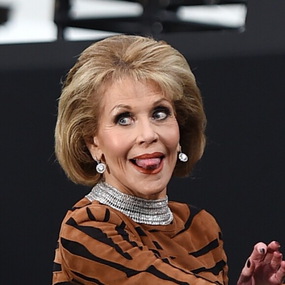 Jane Fonda - Défilé de mode L'Oréal Paris sur l'avenue des Champs-Elysées lors de la fashion week à Paris, le 1er octobre 2017.
