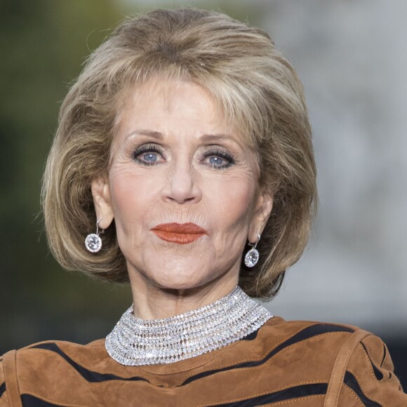 Jane Fonda - Défilé de mode L'Oréal Paris sur l'avenue des Champs-Elysées lors de la fashion week à Paris, le 1er octobre 2017. © Olvier Borde / Bestimage